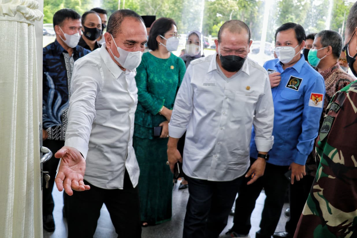 Gubernur Sumut ketika menyambut kedatangan Ketua DPD RI di Pendopo Rumah Dinas, kawasan Jalan Jenderal Sudirman, Medan.