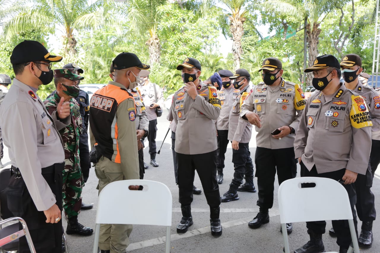 Wakapolda bersama PJU Polda Jatim ketika meninjau Posko Operasi Yustisi Semeru 2020.