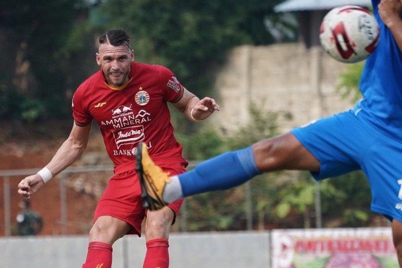Penyerang Persija Jakarta Marko Simic (kiri) menendang bola dalam laga uji coba kontra Bhayangkara FC di Depok, Rabu (23/9/2020). Pertandingan itu berakhir dengan skor 1-0 untuk kemenangan Bhayangkara. (ANTARA/HO/Persija)