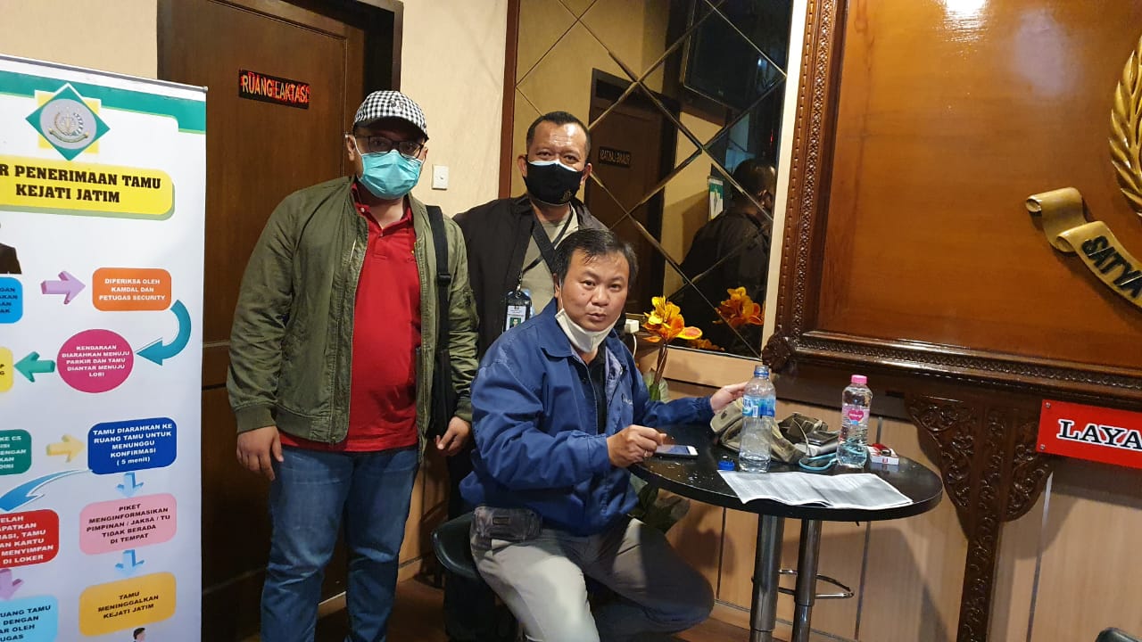 Lioenardi DPO kasus penjiplak merk antena TV ketika diamankan petugas gabungan Intelijen dari Kejagung, Kejati Jatim, Kejari Sidoarjo.