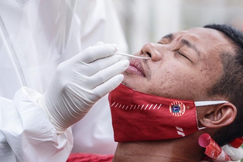 Pemain Persija Jakarta Evan Dimas menjalani tes usap COVID-19 di Jakarta, Senin (28/9/2020). Kegiatan itu menjadi protokol yang diwajibkan PT Liga Indonesia Baru (LIB) sebelum lanjutan Liga 1 Indonesia musim 2020 dimulai. (ANTARA/HO/Persija)