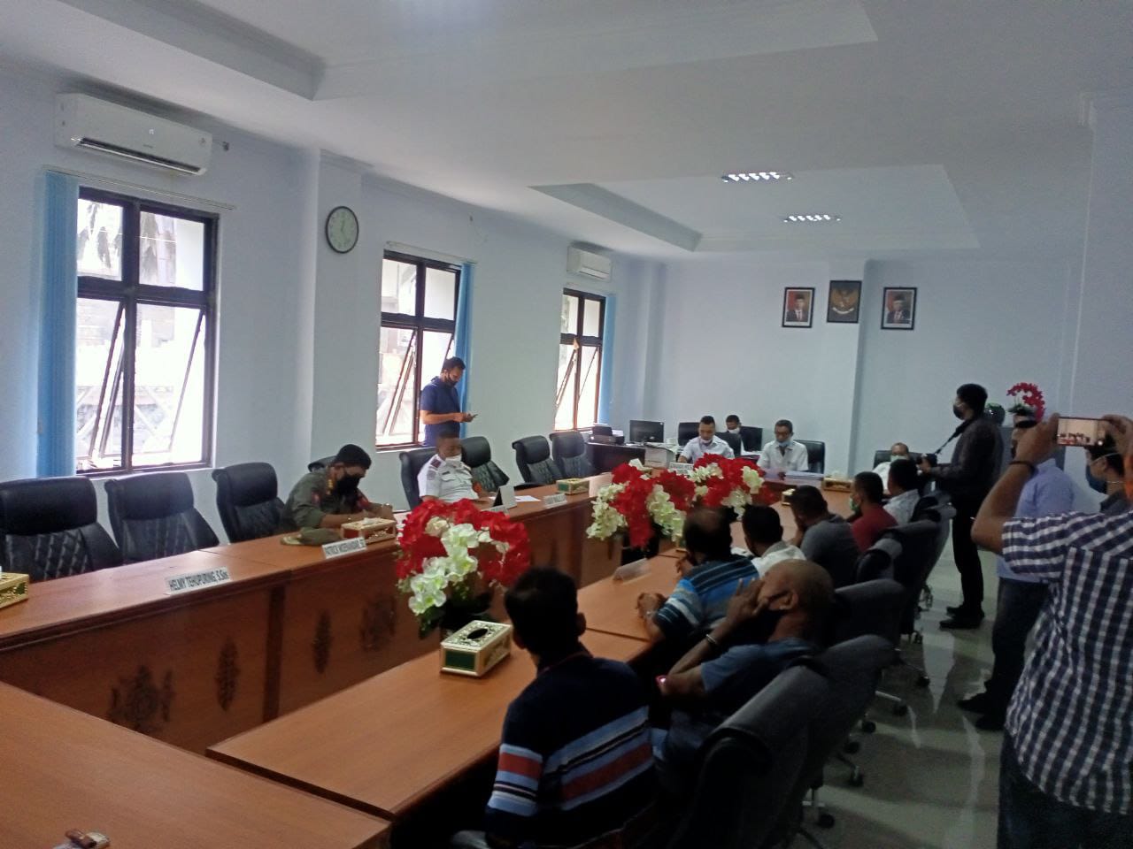 Ratusan Sopir Angkutan kota (angkot) yang beroperasi di terminal Mardika, melakukan aksi Demo di kantor DPRD, HMP/BOY