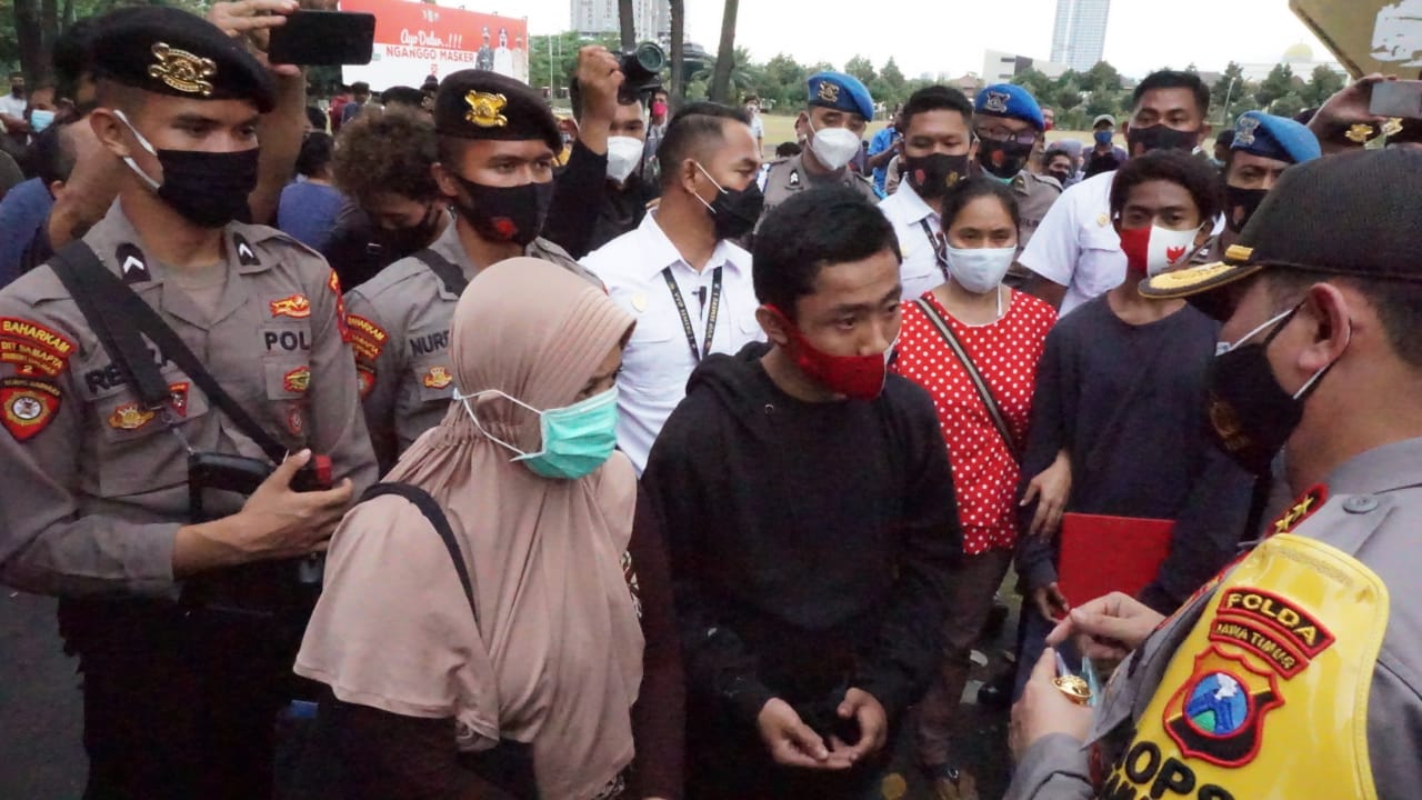 Kapolda Jatim Irjen Fadil Imran memberikan nasehat kepada salah satu pelajar yang sempat diamankan Polda Jatim.