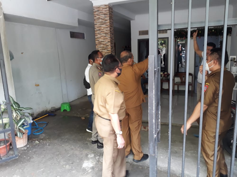 Pemprov meninjau lokasi rumah yang rusak. HMP/BOY