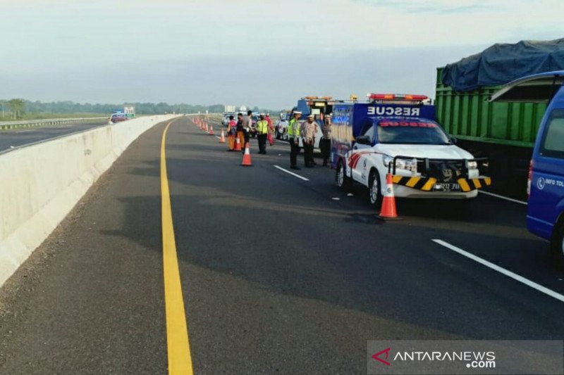 Olah TKP kecelakaan di ruas Tol Palembang-Kayuagung KM 338 yang menewaskan empat orang, Rabu (21/10) (ANTARA/HO/20)

