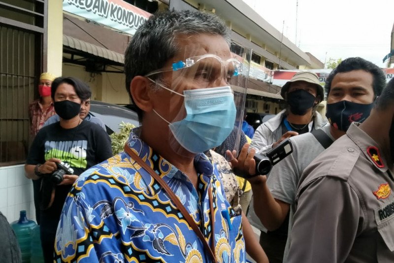 Personel Polrestabes Medan mengamankan tersangka utama, K (45). (ANTARA/HO)
