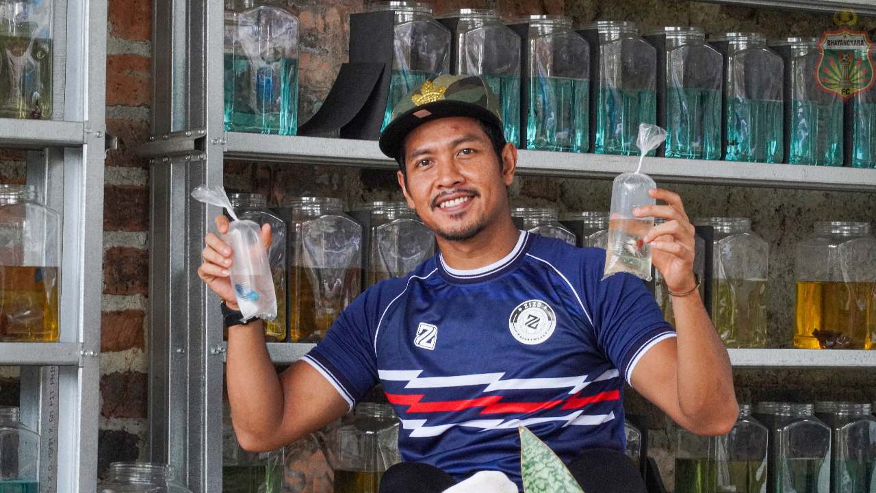 Jajang Mulyana Piara Ikan Cupang di Jeda Kompetisi Liga 1