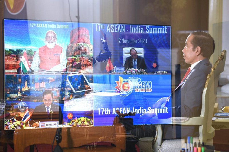 Presiden RI Joko Widodo saat menghadiri KTT ASEAN-India yang diselenggarakan melalui video conference. Presiden menghadiri KTT tersebut dari Istana Kepresidenan Bogor, Jawa Barat, Kamis. (Biro Pers Sekretariat Presiden)