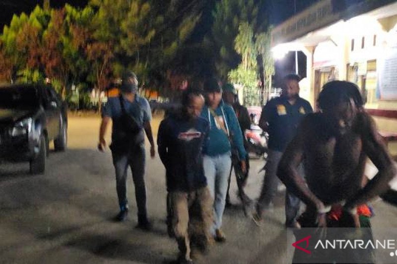 Dua pelaku kekerasan yang diamankan ke Mapolres Jayawijaya. (ANTARA/HO/Denta Humas Polres Jayawijaya)