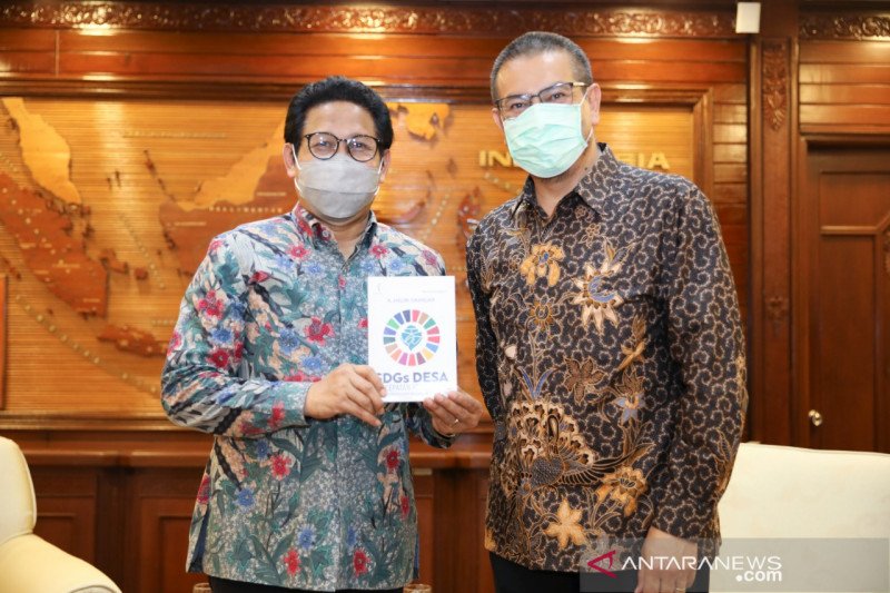 Mendes PDTT Abdul Halim Iskandar saat menerima kunjungan Direktur Kantor Perwakilan International Fund for Agricultural Development (IFAD) Indonesia, Ivan Cossio Cortez di ruang kerjanya di Kemendes PDTT, Jakarta, Kamis (26/11/2020). ANTARA/Humas Kemendes