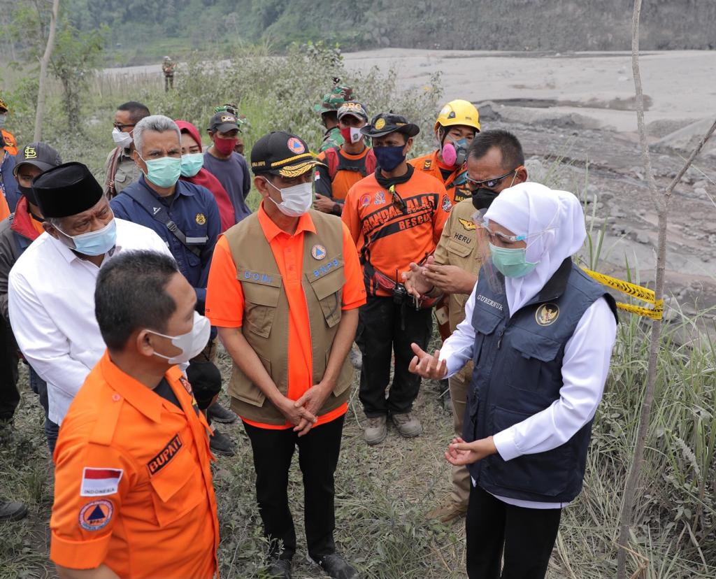 Gubernur Jawa Timur Khofifah Indar Parawansa bersama Kepala Badan Nasional Penanggulangan Bencana (BNPB) Doni Monardo, eninjau lokasi dampak bencana erupsi Gunung Semeru,  Kamis (3/12/2020)