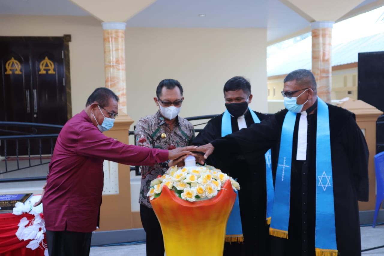 Gedung Gereja Air Kehidupan di Dusun Waimahu-Latuhalat Ditahbiskan