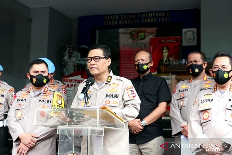 Kadiv Humas Polri Irjen Pol Argo Yuwono (tengah) berikan keterangan mengenai pencekalan Muhammad Rizieq Shihab (MRS) di Mapolda Metro Jaya, Kamis (10/12/2020). ANTARA/Fianda Sjofjan Rassat

