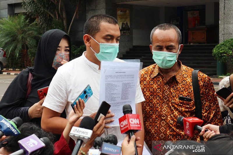 Kuasa hukum Rizieq Shihab, Aziz Yanuar (tengah) di Polda Metro Jaya, Jumat (11/12/2020). ANTARA/Fianda Sjofjan Rassat/aa.