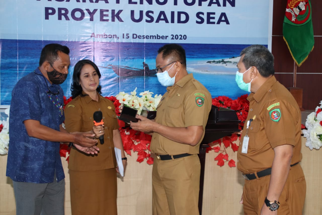 Pada kesempatan itu, USAID SEA juga menyerahkan plakat kepada Pemerinta Provinsi Maluku sebagai apresiasi atas kerjasama dalam mendukung Proyek. HMP/BOY