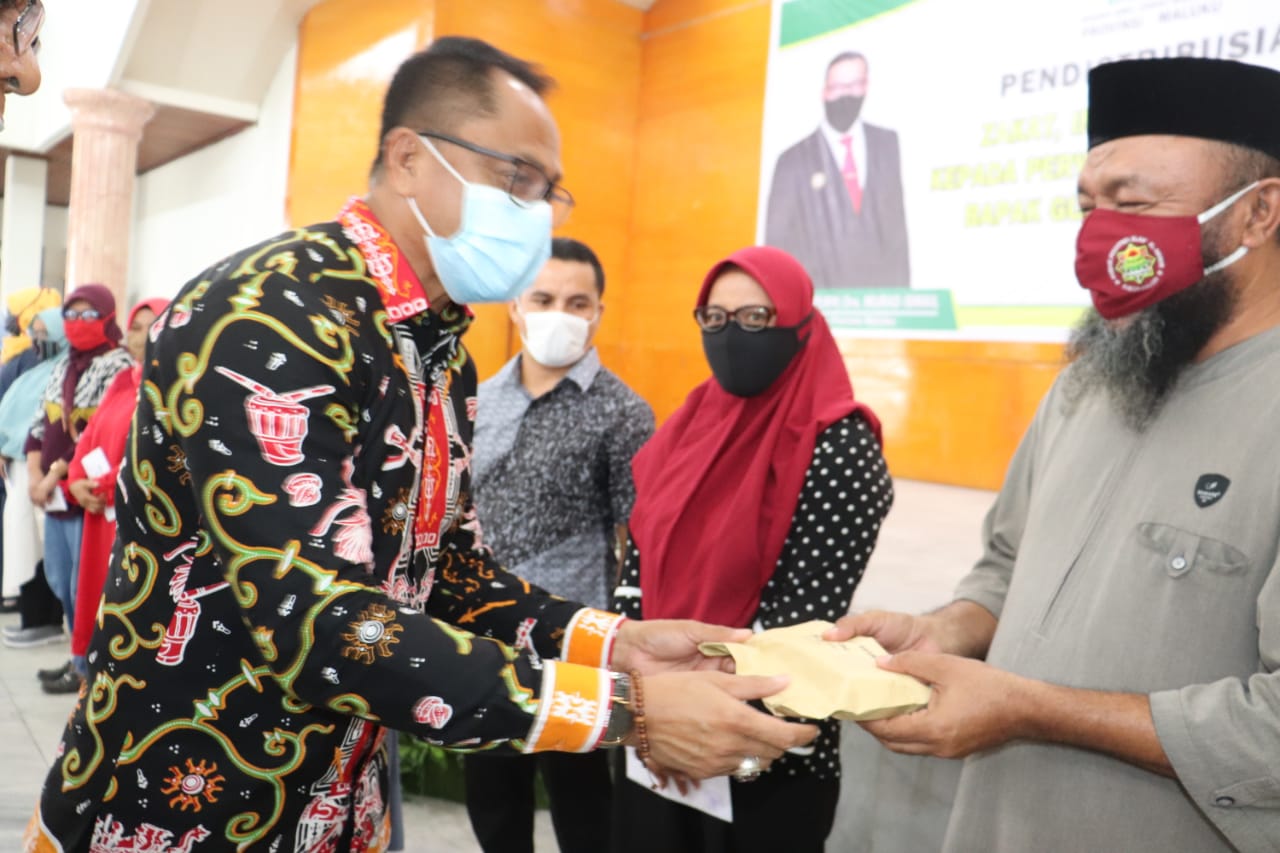 Sekretaris Daerah Maluku Kasrul Selang, Kamis (17/12) menyerahkan Zakat, Infaq dan Shdaqah (ZIS) tahap II Tahun 2020 dari Badan Amil Zakat Nasional (Baznas) Provinsi Maluku. HMP/BOY