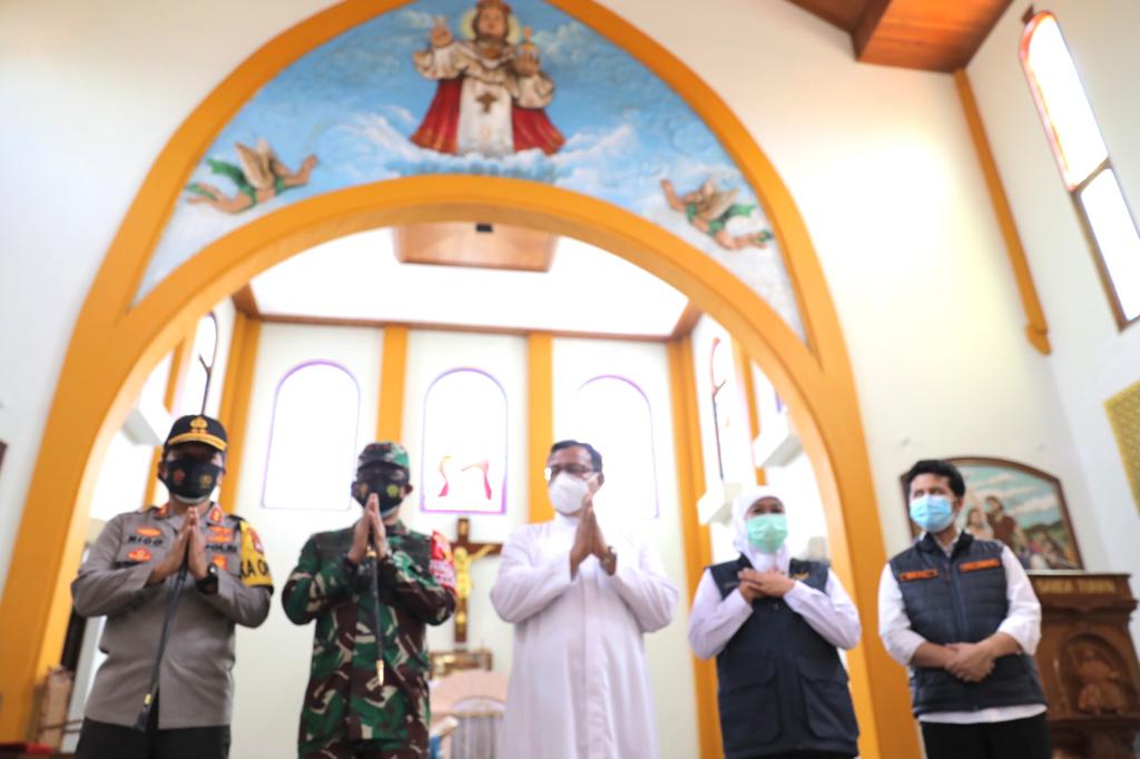 Gubernur Khofifah Bersama Forkopimda Jatim Tinjau Gereja Pastikan Kondisi Aman dan Patuhi Protokol Kesehatan