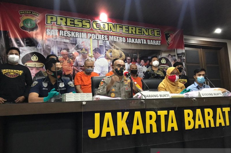 Konferensi pers tiga kasus kejahatan seksual pada anak di Mapolres Metro Jakarta Barat, Jumat (25/12/2020). (ANTARA/Devi Nindy)