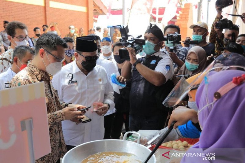 Ketua DPD RI AA LaNyalla Mahmud Mattalitti (baju putih masker hitam). (Istimewa)

