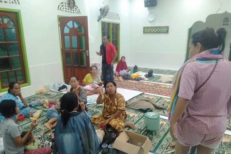 Warga Perum Puspandari Asri Tanjungpinang yang terdampak banjir mengungsi di masjid (Nikolas Panama)