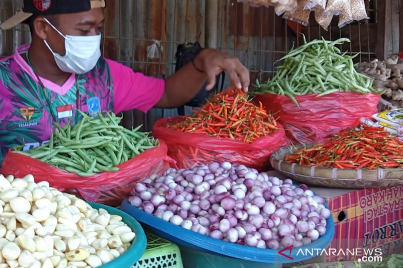 Aktivitas pedagang pasar sentral Remu kota Sorong, Sabtu (9/1/2021). ANTARA/ Ernes Kakisina.

