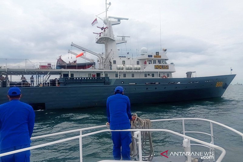 Petugas Korps Kepolisian Perairan dan Udara (Korpolairud) Baharkam Polri mengerahkan Kapal Polisi Bisma 8003 sebagai armada pangkalan laut di sekitar Pulau Laki, Kepulauan Seribu, Jakarta, untuk melakukan pencarian Pesawat Sriwijaya PK CLC nomor penerbang