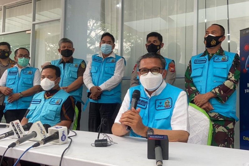 Gubernur Sulawesi Selatan Nurdin Abdullah (kanan) mengatakan bahwa pemerintah provinsi mengirimkan bantuan untuk korban gempa di Sulawesi Barat.(ANTARA/HO Pemprov Sulsel)