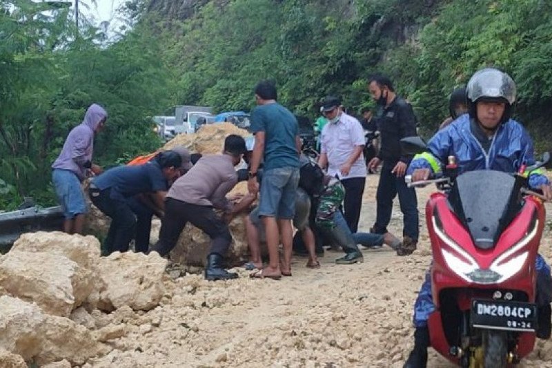 Longsor jalur trans sulawesi di Desa Onang Kecamatan Tubo kabupaten Majene yang akibat gempa tektonik dengan magnitudo 5,9 telah berhasil dibersihkan dan kendaraan sudah dapat melintas (14/01/2021) ANTARA Foto/M Faisal Hanapi

