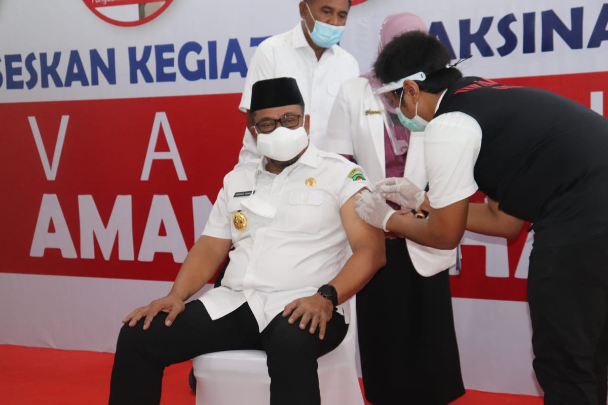 Gubernur Maluku Murad Ismail menjadi orang pertama yang divaksin di Maluku. HMP/BOY