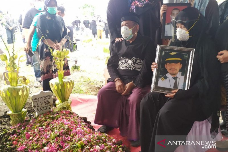 Prosesi pemakaman co-pilot Nam Air, Fadly Satriyanto, yang menjadi korban jatuhnya pesawat Sriwijaya Air SJ-182, di Tempat Pemakaman Umum (TPU) Keputih, Surabaya, Jumat (15/1/2021). (ANTARA Jatim/Willy Irawan)
