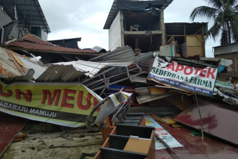 Situasi Kota Mamuju, Sulawesi Barat, Jumat (15/1/2021) setelah bencana gempa bumi dengan kekuatan magnitudo 6,2. (FOTO ANTARA/Amirullah)
