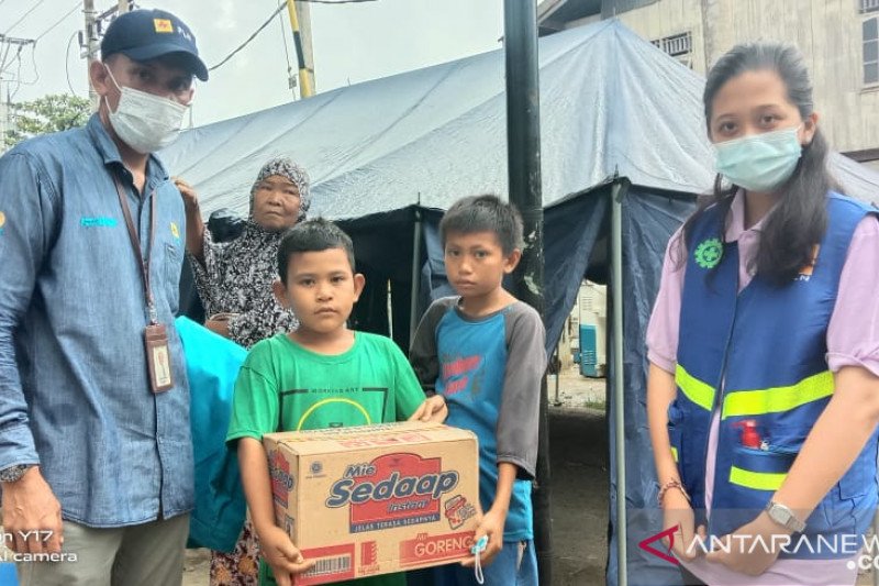 Pihak PLN Peduli saat menyalurkan bantuan bagi korban gempa Majene Sulawesi Barat dan sekitarnya. ANTARA Foto/HO-Humas PLN
