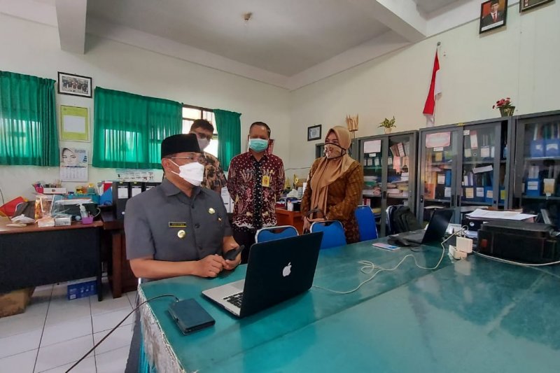 Kunjungan Penjabat Bupati Sidoarjo Hudiyono ke SMPN 1 Sidoarjo yang menerapkan pembelajaran secara dalam jaringan (Antara Jatim/Pemkab Sidoarjo/IS)

