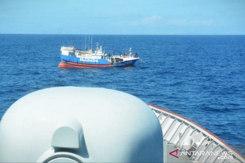 Kapal TNI AL KRI Usman Harun (USH)-359) menangkap satu kapal ikan asing berbendera Taiwan yang melakukan kegiatan "illegal fishing" di perairan yurisdiksi nasional Indonesia, Laut Natuna Utara, Jumat. (Dok TNI AL)