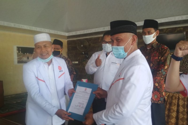 Bupati Pasaman Barat terpilih Hamsuardi saat menerima SK sebagai Wakil Ketua Majelis Pertimbangan Wilayah Partai Keadilan Sejahtera (PKS) Sumbar di Simpang Empat, Sabtu.

