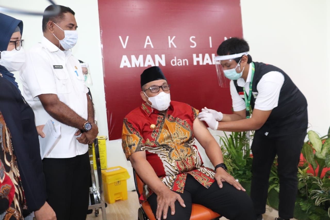 Gubernur Maluku Mendapatkan Vaksinasi  Covid-19 untuk Kedua Kalinya
