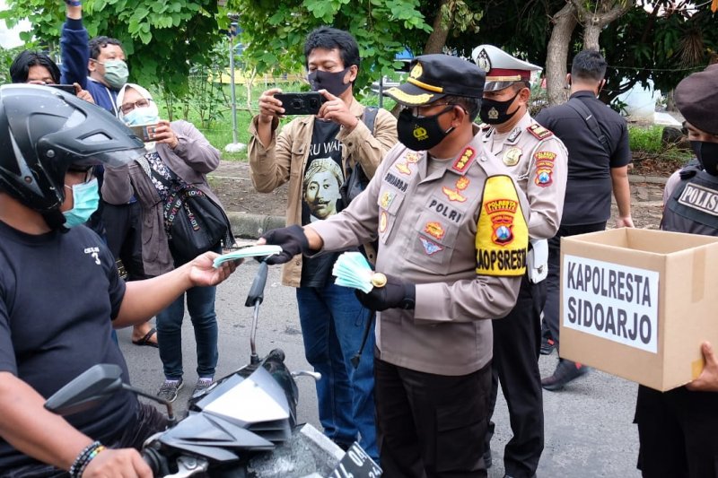 Kampanye Taat Prokes, Polresta Sidoarjo bagi 10 Ribu Masker