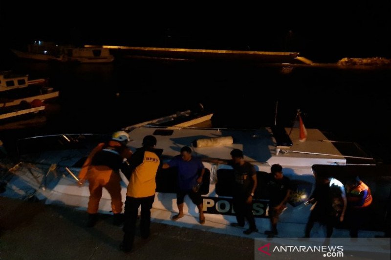 Satpolair Polres Baubau bersama tim SAR gabungan saat mengevakuasi dua korban kecelakaan laut disekitar perairan antara Madongka dan Bone-bone (Buton Tengah-Baubau), Jumat sekitar pukul 00.45 Wita. (ANTARA/HO-Polairut Baubau)


