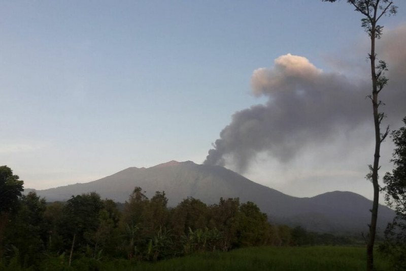 Gunung Raung yang terletak di antara Banyuwangi, Jember dan Bondowoso, erupsi dan abu vulkanik dirasakan sejumlah wilayah di Banyuwangi. Minggu (7/2/2021) (ANTARA/HO-Humas Pemkab Banyuwangi/nov)

