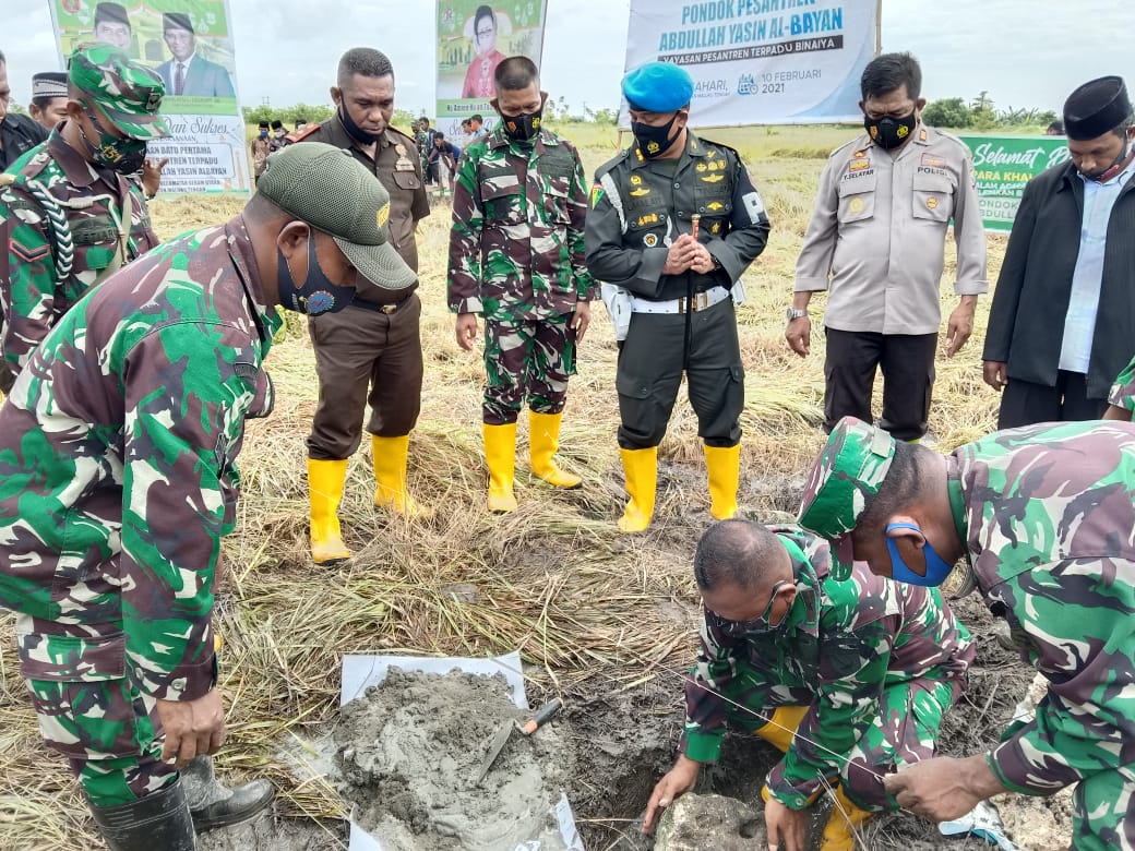 Danrem 151/Binaiya, Brigjen TNI Arnold A.P Ritiauw menghadiri sekaligus meletakan Batu Pertama Pembangunan Pondok Pesantren (PP)  Abdullah Yassin Al-Bayan (Yayasan Pesantren Terpadu Binaiya). HMP/BOY