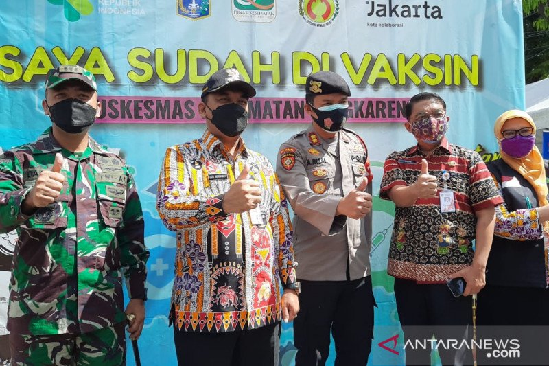 Jajaran Tiga Pilar Jakarta Barat meninjau pelaksanaan vaksinasi COVID-19 di Puskesmas Kecamatan Cengkareng, Jakarta, Kamis (11/2/2021). (ANTARA/Devi Nindy)

