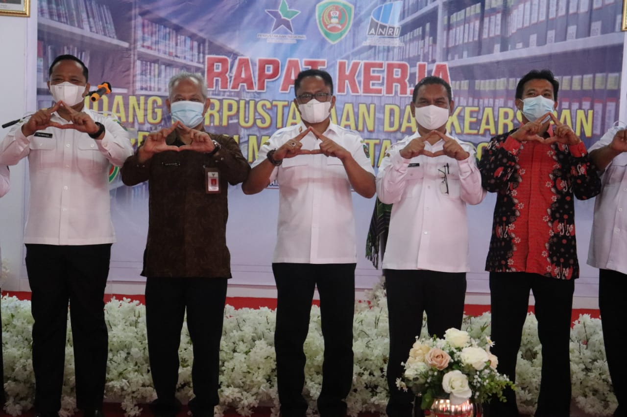 Pembukaan Raker ini ditandai dengan pemukulan Tifa oleh Sekda didampingi Kepala Dinas Perpustakaan dan Kearsipan Provinsi Maluku, Danny Indey. HMP/BOY