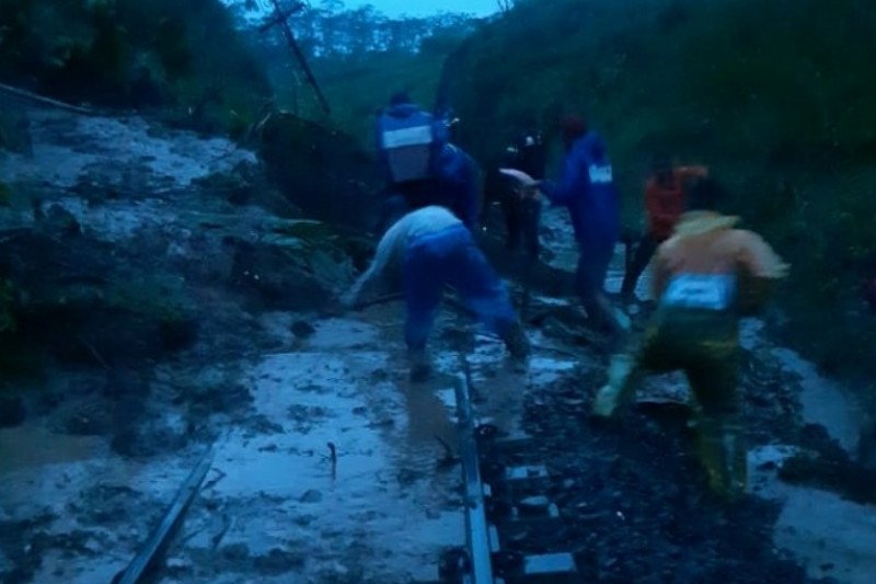 Lokasi jalur rel yang terkena longsoran di KM 87+500, tepatnya di antara Stasiun Pohgajih hingga Kesamben, Blitar, Jatim. (ANTARA Jatim/HO Daop 8 Surabaya/AM)

