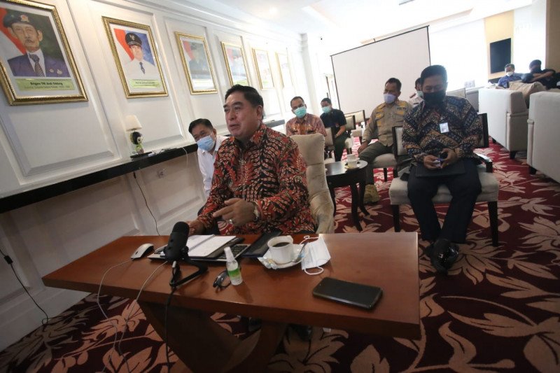 Sekdaprov Sulawesi Selatan Abdul Hayat Gani mengikuti rapat persiapan kunker Jokowi di Sulsel.ANTARA/HO/Humas Pemprov Sulsel.

