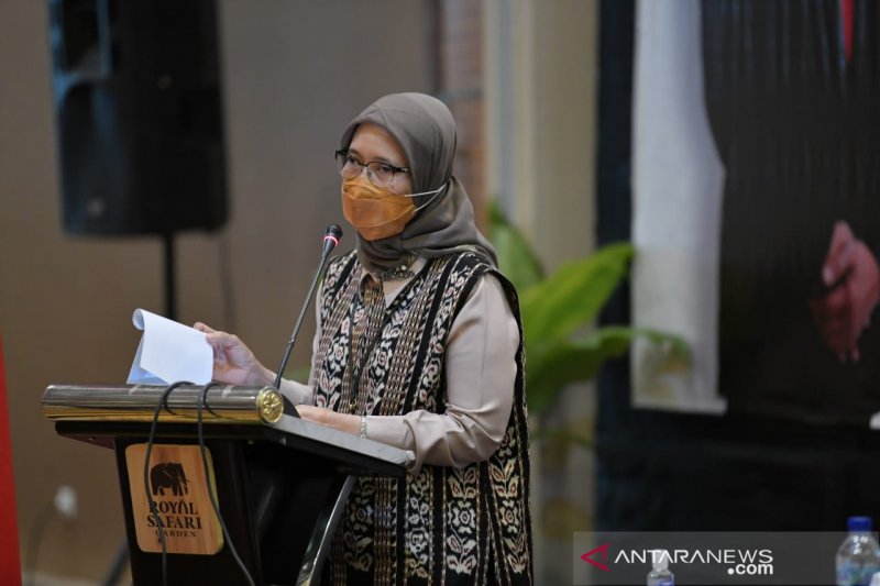 Direktur Jenderal Direktur Jenderal Pengembangan Ekonomi dan Investasi Desa, PDT, dan Transmigras Harlina Sulistyorini membahas pengembangan BUMDes dalam rapat Kementerian Desa, Pembangunan Daerah Tertinggal, dan Transmigrasi di Cisarua, Rabu (17/3/2021).