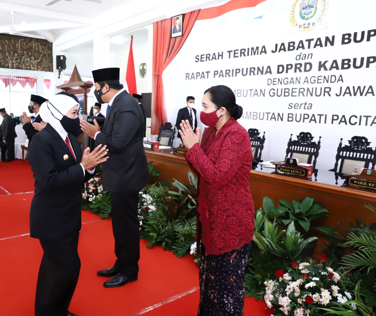 Gubernur Jawa Timur Khofifah Indar Parawansa menghadiri prosesi serah terima jabatan (Sertijab) Bupati dan Wakil Bupati Pacitan terpilih di Pendopo Kabupaten Pacitan, Jumat (7/5) 