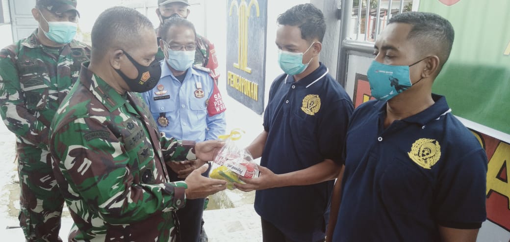 Danrem 151/Binaiya Brigjen TNI Arnold A.P. Ritiauw. (kiri). BOY/HMP