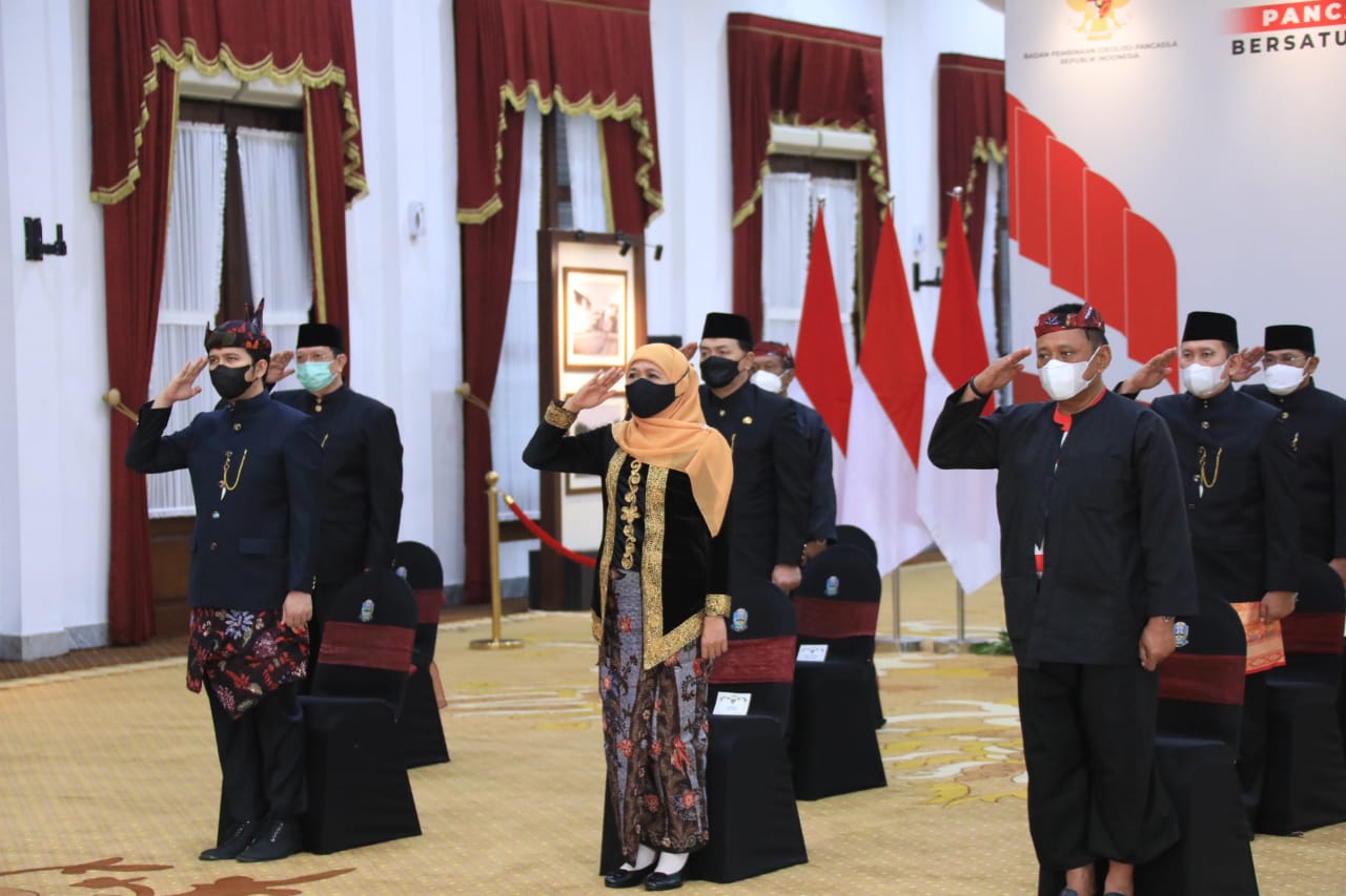 Gubernur dan Wakil Gubernur Jawa Timur beserta OPD mengikuti upacara peringatan hari lahir Pancasila di Grahadi Surabaya secara virtual.