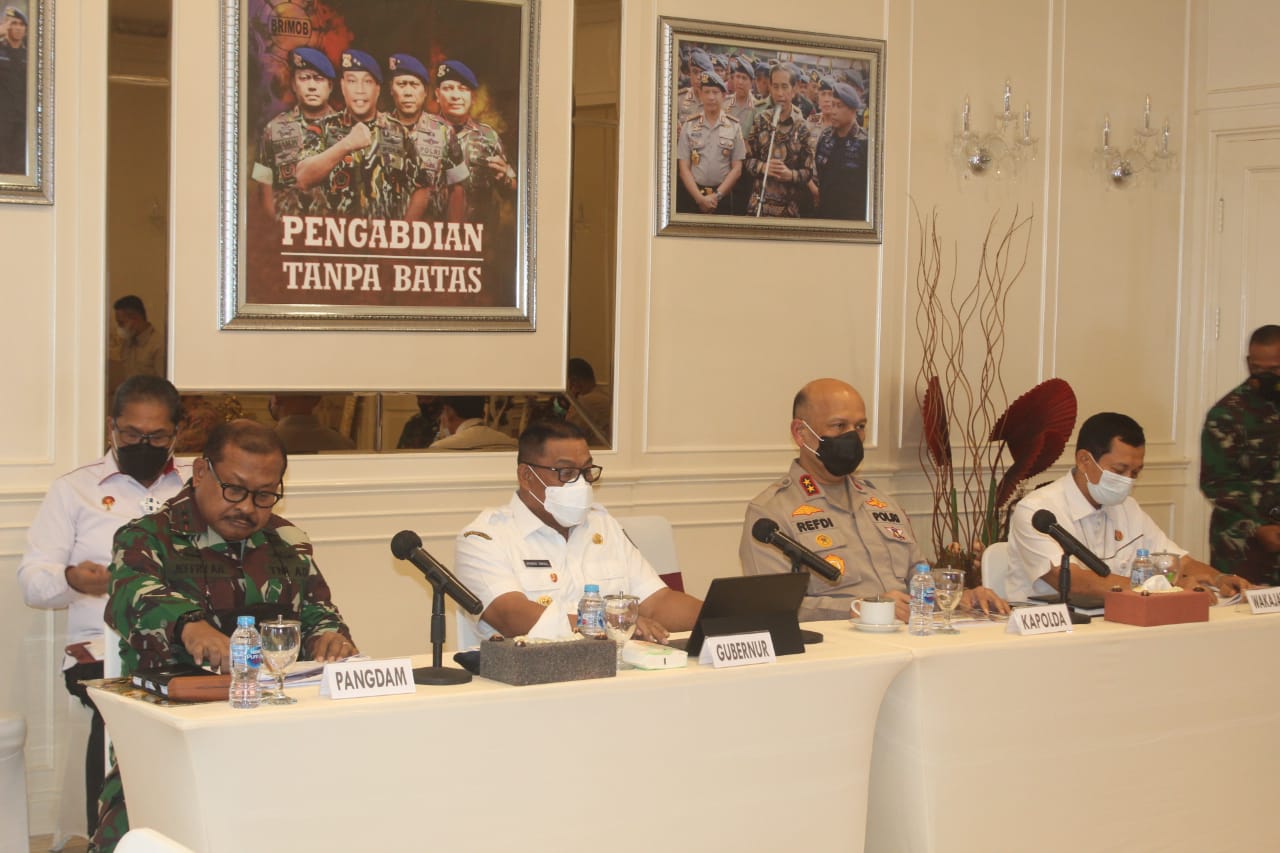 Rakor pencanangan sejuta vaksin per hari yang diikuti oleh Gubernur Maluku dan pihak terkait. HMP/BOY