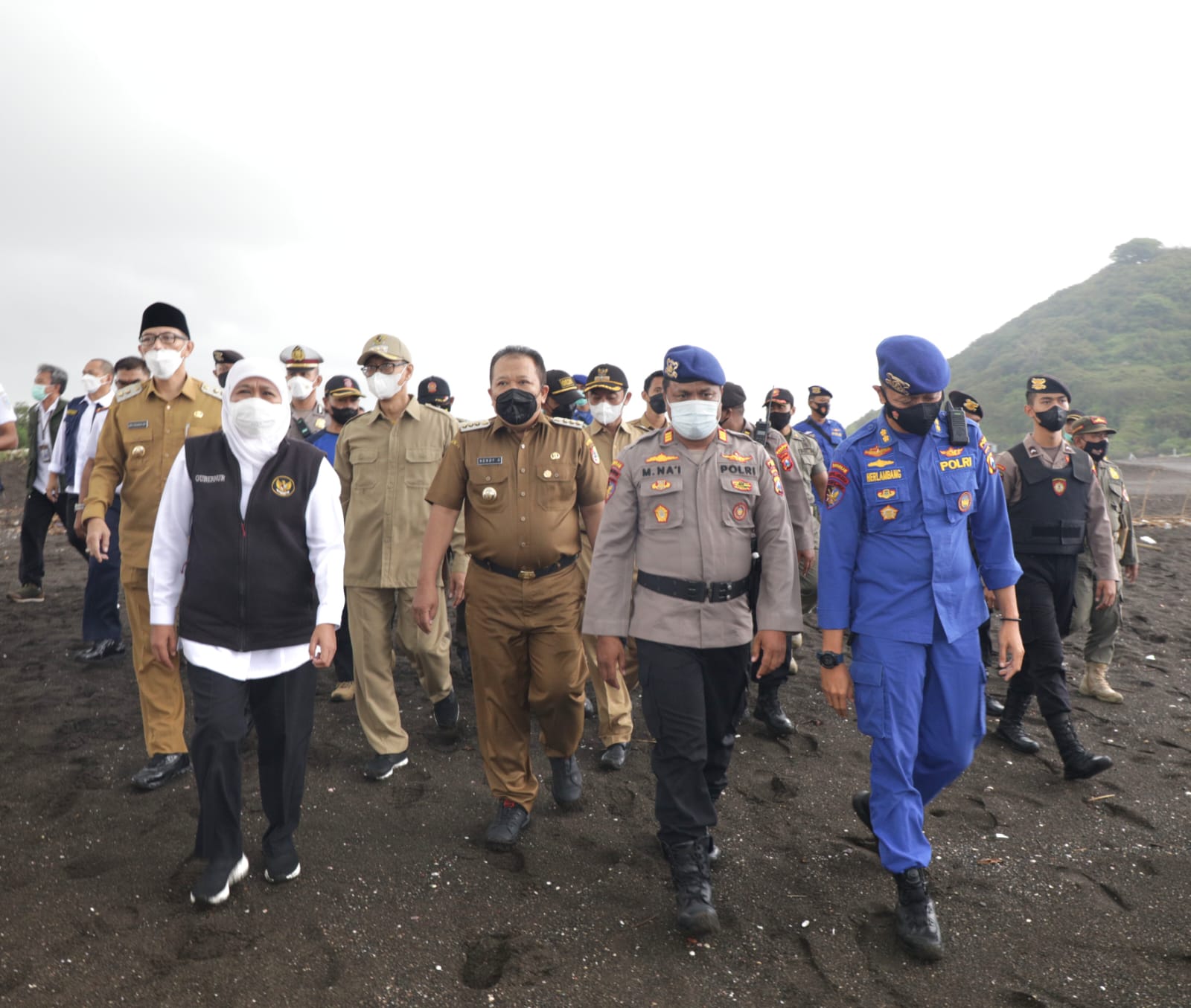 Gubernur Jawa Timur Khofifah Indar Parawansa menyampaikan dukacita mendalam atas tragedi laka laut ritual di Pantai Payangan, Jember, yang menewaskan sebelas orang akibat tersapu gelombang tinggi.  
